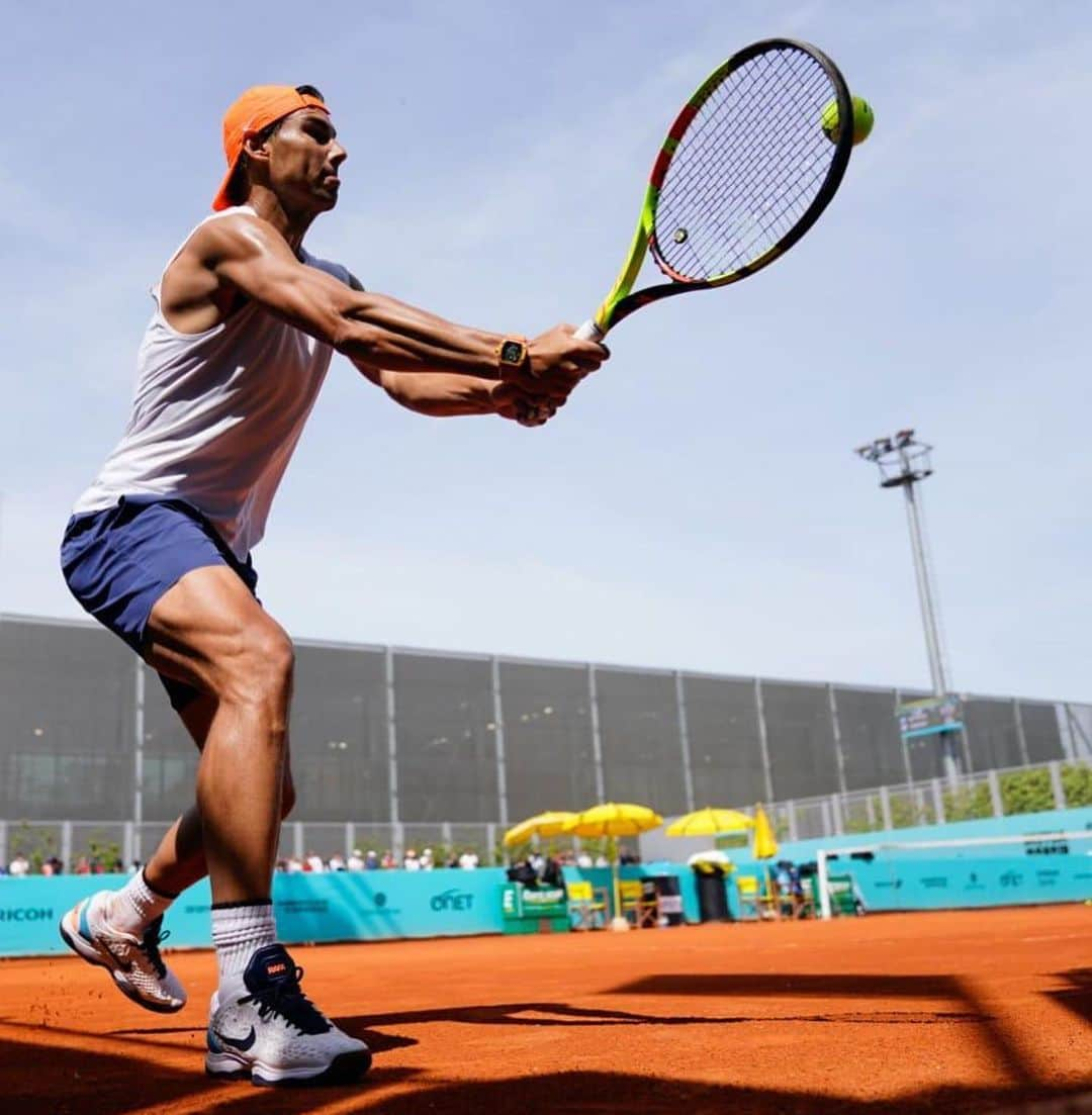 ラファエル・ナダルさんのインスタグラム写真 - (ラファエル・ナダルInstagram)「Un poco de descanso después de un buen entrenamiento y preparados para mañana #MADRID #tenis #tennis #ready」5月7日 23時45分 - rafaelnadal