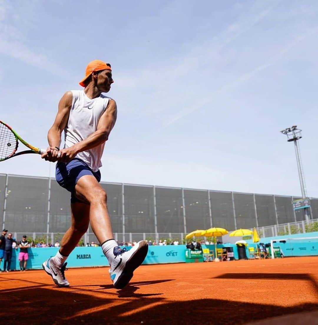 ラファエル・ナダルさんのインスタグラム写真 - (ラファエル・ナダルInstagram)「Un poco de descanso después de un buen entrenamiento y preparados para mañana #MADRID #tenis #tennis #ready」5月7日 23時45分 - rafaelnadal