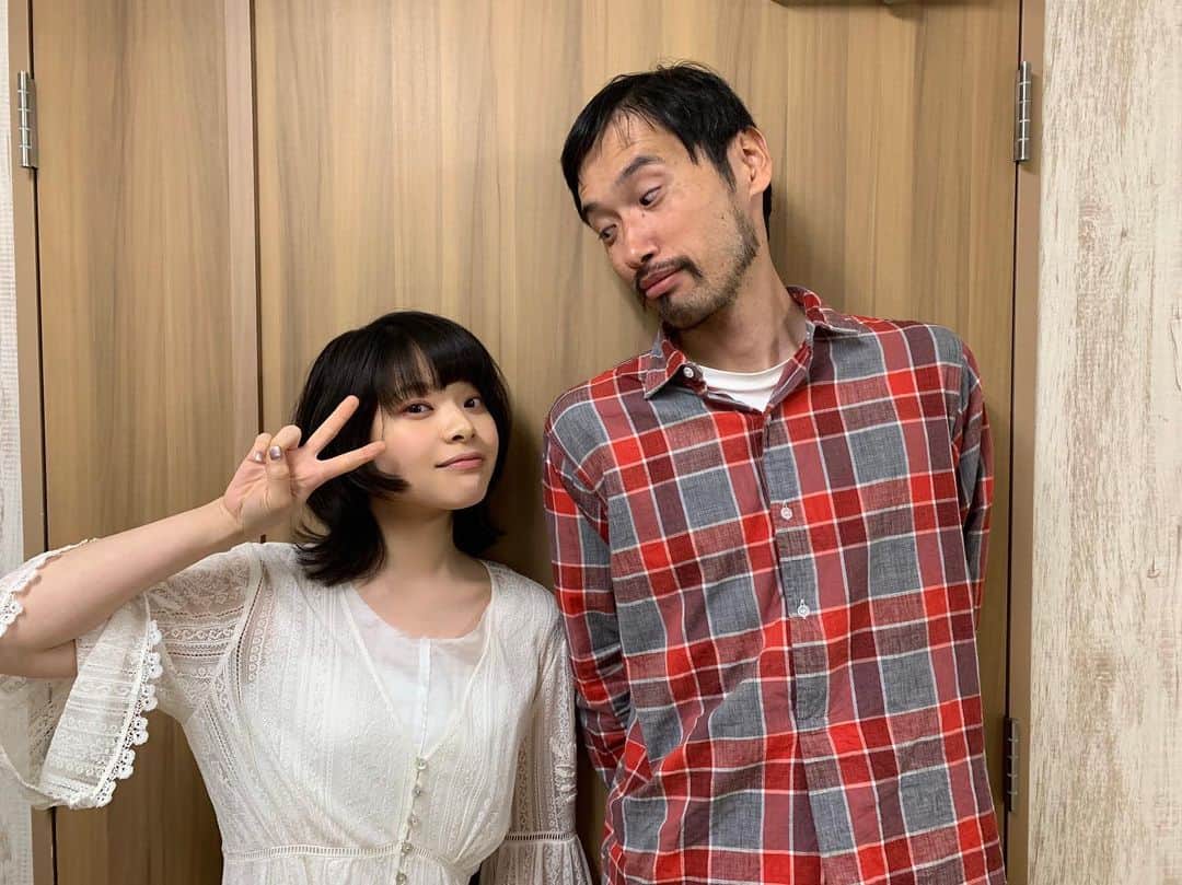 のインスタグラム：「愛がなんだ  上映後、監督とのトークショー楽しかったです！ 今日も立ち見の方がいらっしゃって… みんなみんな全員ありがとうございました！  ほんとあっというま。質問もっと答えたかったです。 みんながテルちゃんと呼んでくれて嬉しい… なにより、この映画が愛されていて感無量というか、 ちょっと私たち作り手から離れていく感覚がするよね、と、裏で監督やプロデューサーの皆さんと話しました。 羽ばたいてとどけー！ それくらい、愛がなんだは強くなっている！ お客さんみなさんのおかげで、映画は育つんですね 貴重な体験をしているっ。 ありがとうございます！ 明日も明後日も、来月も、たくさんの人が見てくれますように！」