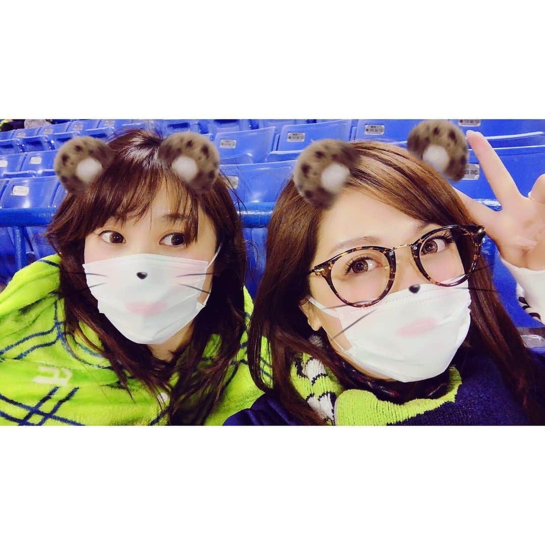 野崎鮎のインスタグラム：「今日も愛するゆうきちゃんとデート♥️ トレーニングしてから大好きな神宮へgo💨💨💨 ヤクルトＶＳ阪神  3連戦‼️ 3連戦なか日の今日はまけほー☂️ 昨日勝って、今日負け😵 悔しい😱😱😱 明日は勝つ‼️ 最後まで諦めず頑張って応燕する💪 #swallows #東京ヤクルトスワローズ #明日は #すわほー したい☂️✨ #神宮球場 #baseball #fan #大好きな場所 #bestfriend #date #love #happy #dayoff」