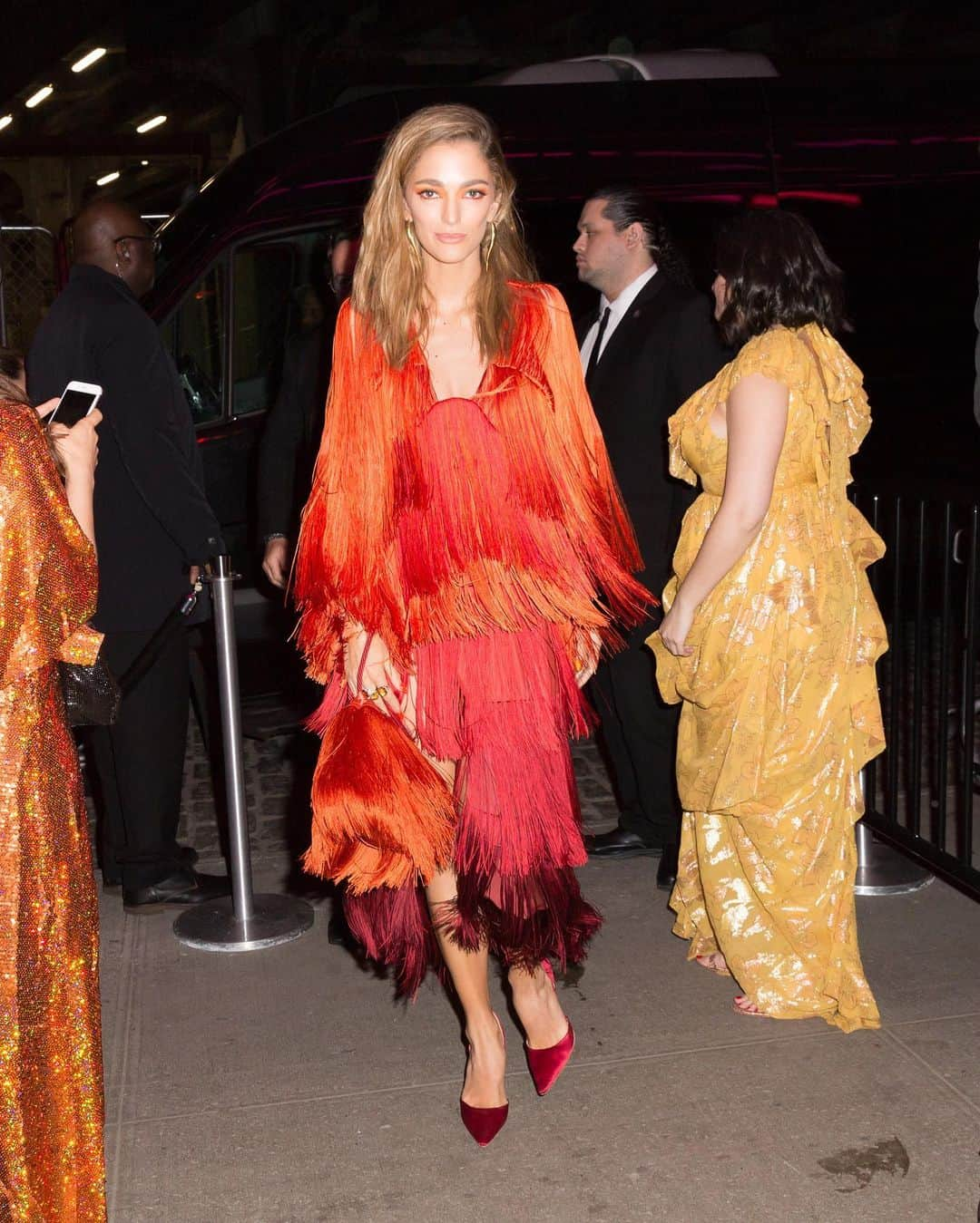 MANGOさんのインスタグラム写真 - (MANGOInstagram)「Sofía Sánchez de Betak wearing her second custom #Mango look for the #MetGala after-party, a multi-coloured fringed dress.  #MangoxMetGala」5月7日 23時52分 - mango