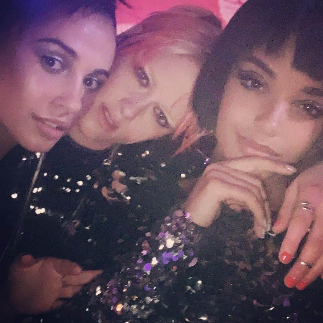 エリザベス・バンクスさんのインスタグラム写真 - (エリザベス・バンクスInstagram)「#Angels at @themetgalaofficial #reunited #love @charliesangels @ellabalinska @naomigscott #kristenstewart #camp #metgala」5月8日 0時06分 - elizabethbanks