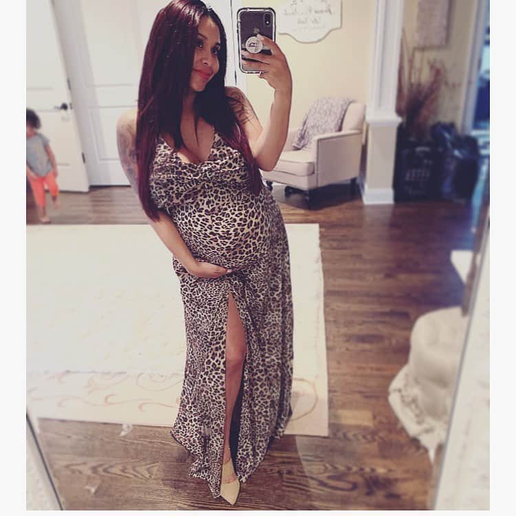 ニコール・ ポリッツィのインスタグラム：「Mawma had to rock this nugget bump in a leopard dress just once. 👍🏽 Dress: @thesnookishop」