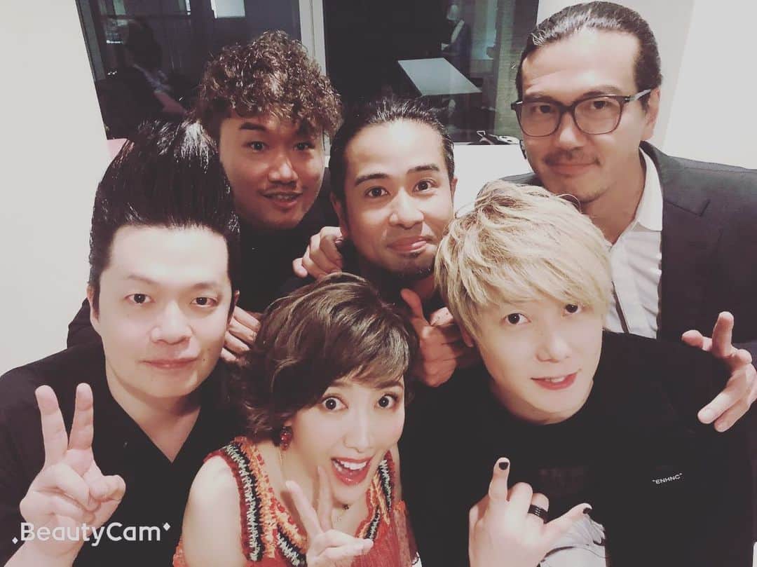 藤原佑介のインスタグラム：「本日は戸田恵子さんライブでCOTTON CLUBでした。 愛のある、とても素晴らしいステージでした。 素敵なご縁でした！ 今回緊急でPearlさんに用意して頂いたManhattan jazz rideも良きサウンドでした！ 満面の笑み！」