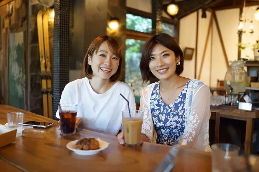 西谷綾子のインスタグラム：「✴︎ GW中はゆみちゃんとも😍💓 海辺で楽しんだ後、近場でカフェ探したら、 すんごいっ‼︎😳素敵なお店に出逢えた☘🤗 ・ 初夏の香り、木のぬくもり、お店に入った瞬間ゆったり時間が流れた☺️🕰 ・ 朝早くから動きhappyな時間でした💓😻 ・ #山の上ベーカリー #次回はパン食べたい #🍞 #cafe #enjoy #happy  #いつもありがとう」