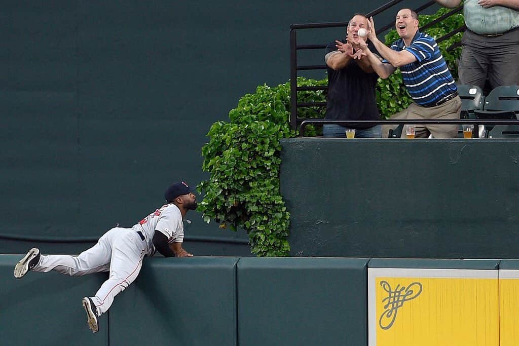 TIME Magazineさんのインスタグラム写真 - (TIME MagazineInstagram)「@redsox center fielder @jackiebradleyjr, left, watches two fans go for a #⚾️ hit by @jonathanvillar2 of the @orioles for a grand slam during the second inning in #Baltimore on May 6. Baltimore won 4-1 over #Boston. Photograph by Nick Wass (@niknikon8)—@apnews」5月8日 0時16分 - time