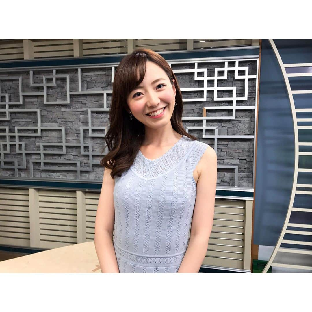 内田嶺衣奈さんのインスタグラム写真 - (内田嶺衣奈Instagram)「先日のプロ野球ニュースの衣装👗🌟 シルエットの綺麗な淡いブルーのワンピースでした♡  谷沢さんもブルーだったのでたまたまですがリンクコーデになりました✌️笑  ちなみに載せそびれていたその前のプロニューの時の衣装も✨  ワンピース、大好き😍💓 #プロ野球ニュース #衣装 #お気に入り #このポーズしがち #裾持ちがち😂♡」5月8日 0時15分 - reina.uchida