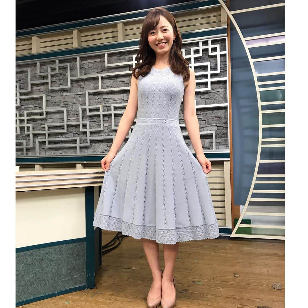 内田嶺衣奈さんのインスタグラム写真 - (内田嶺衣奈Instagram)「先日のプロ野球ニュースの衣装👗🌟 シルエットの綺麗な淡いブルーのワンピースでした♡  谷沢さんもブルーだったのでたまたまですがリンクコーデになりました✌️笑  ちなみに載せそびれていたその前のプロニューの時の衣装も✨  ワンピース、大好き😍💓 #プロ野球ニュース #衣装 #お気に入り #このポーズしがち #裾持ちがち😂♡」5月8日 0時15分 - reina.uchida