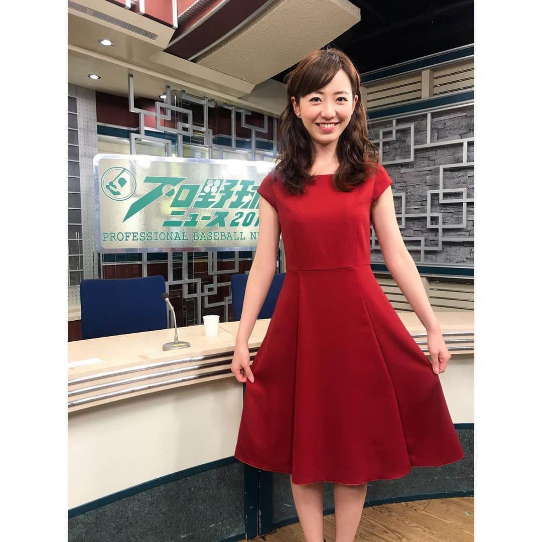 内田嶺衣奈さんのインスタグラム写真 - (内田嶺衣奈Instagram)「先日のプロ野球ニュースの衣装👗🌟 シルエットの綺麗な淡いブルーのワンピースでした♡  谷沢さんもブルーだったのでたまたまですがリンクコーデになりました✌️笑  ちなみに載せそびれていたその前のプロニューの時の衣装も✨  ワンピース、大好き😍💓 #プロ野球ニュース #衣装 #お気に入り #このポーズしがち #裾持ちがち😂♡」5月8日 0時15分 - reina.uchida