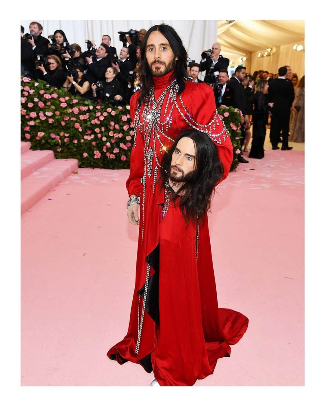 グッチさんのインスタグラム写真 - (グッチInstagram)「A replica of his head in his hand, @jaredleto is captured at the #MetGala @metcostumeinstitute in a #Gucci hammered matte satin tunic with padded shoulders, front ruffle and body accessory with crystals, lamé trousers, tulle gloves with crystal embroidery and bracelets with aged palladium finish and crystals. #MetCamp #AlessandroMichele @alessandro_michele #MetGala2019  Visual and special effects by creative factory @makinariumsfxvfx.」5月8日 0時11分 - gucci