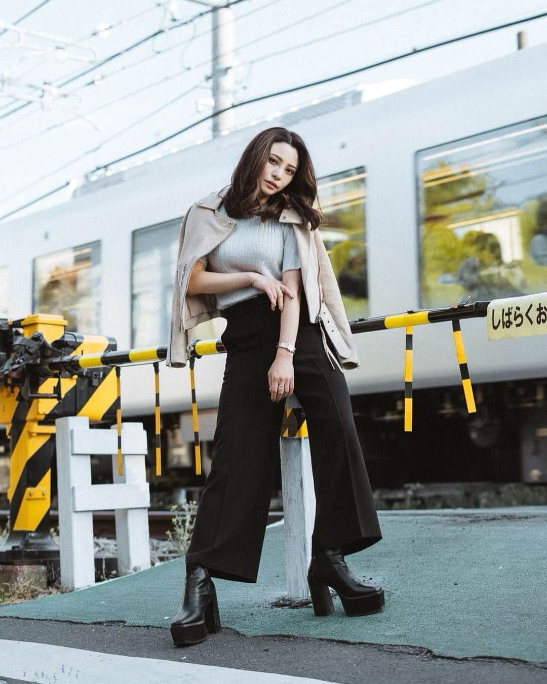 のインスタグラム：「Without haste, but without rest🚃 ph/ @_tuazon」