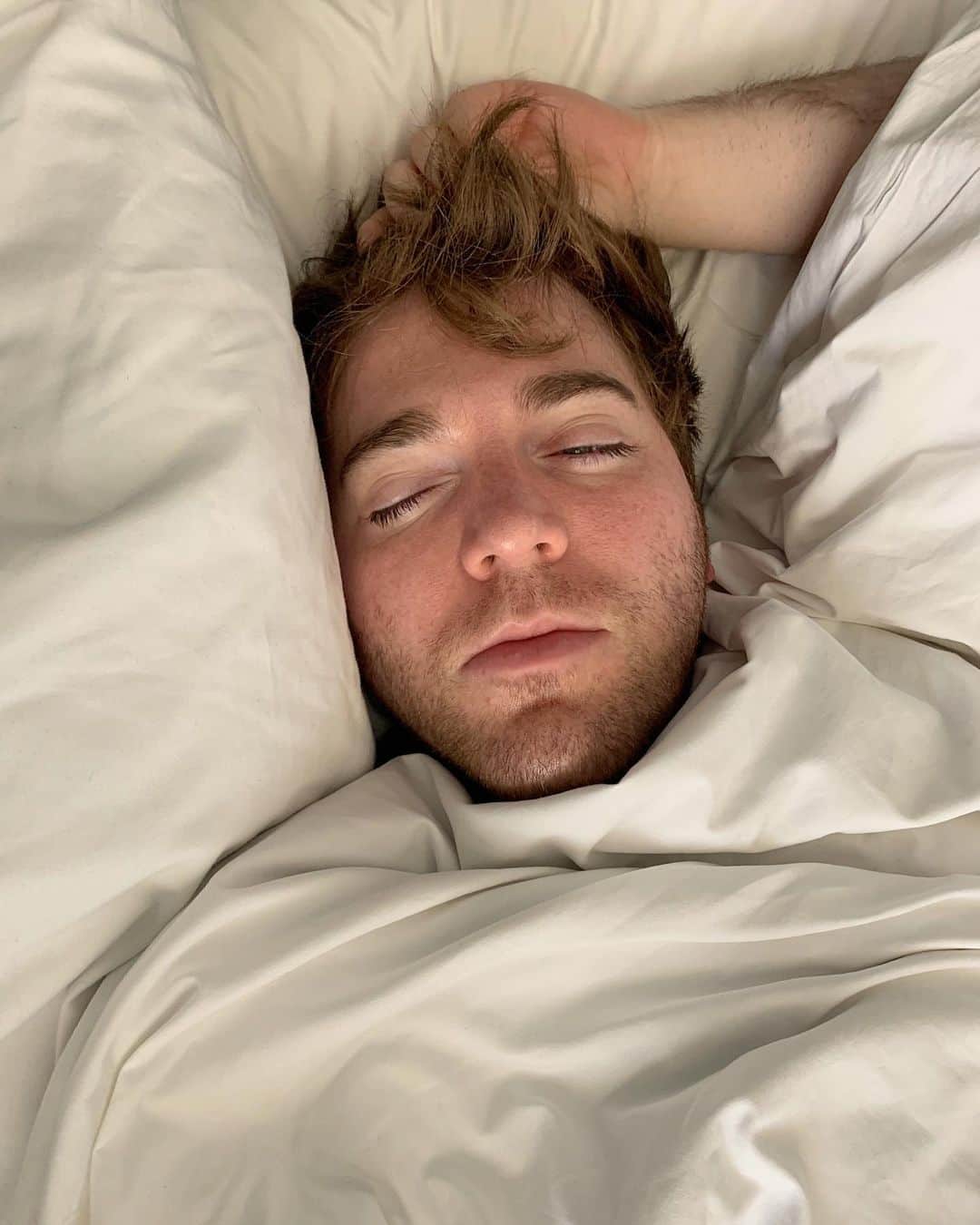 シェーン・ドーソンのインスタグラム：「Sleep paralysis looks so peaceful 😍」