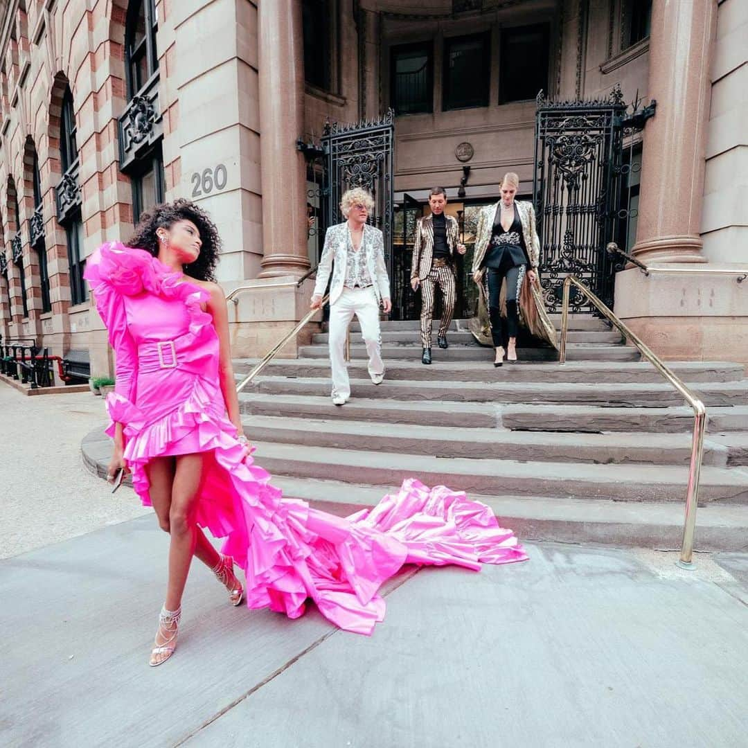 イマン・ハマンさんのインスタグラム写真 - (イマン・ハマンInstagram)「Yesterday on route with my dates 💃🏽 #metgala2019 📸 : @ianbuosi」5月8日 0時17分 - imaanhammam