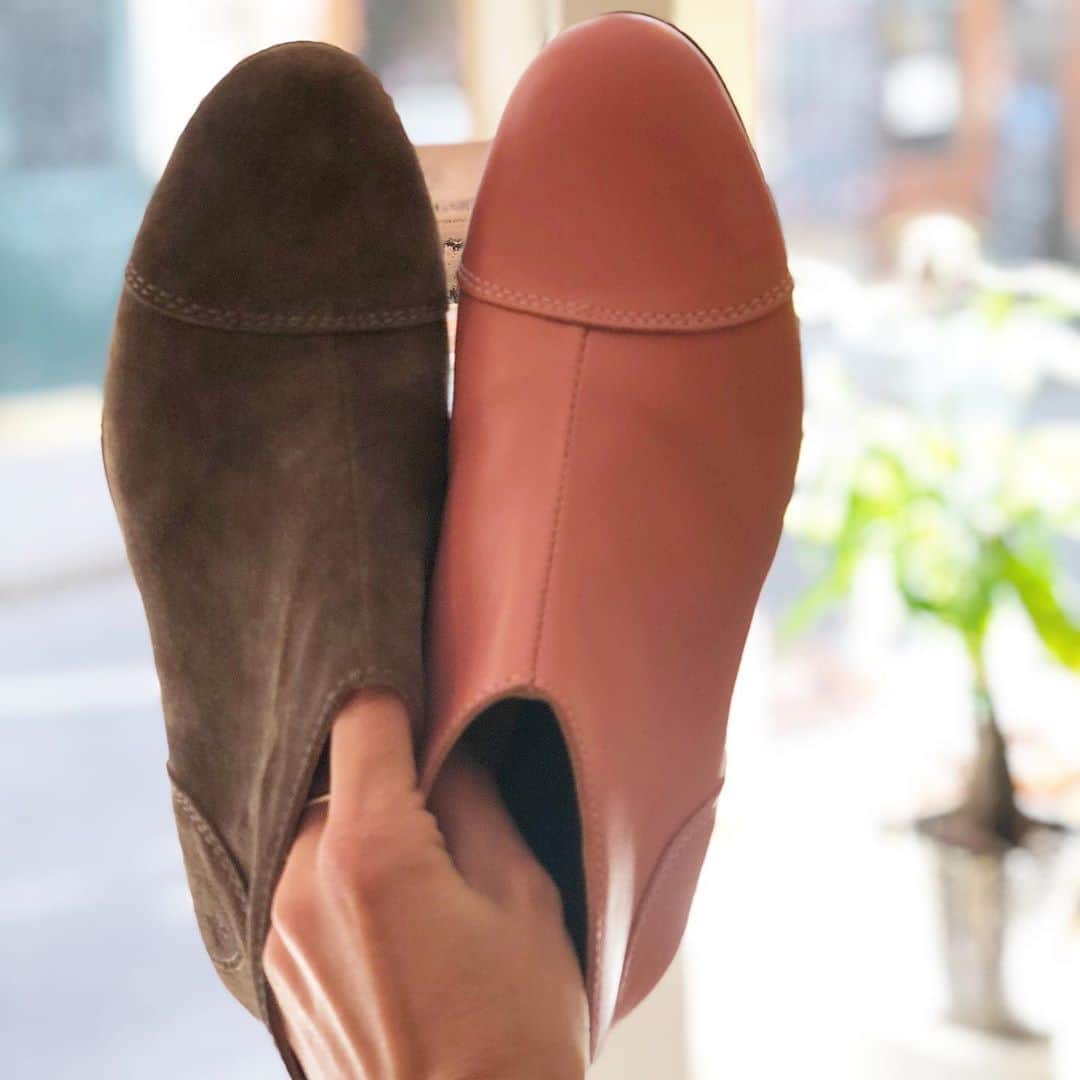 のインスタグラム：「Printemps aux pieds 🌸  #armelle #pinkshoes #suedeshoes #labottegardiane #customshoes #handcraftedshoes #fabricationfrancaise #camargue #savoirfaire #bottier #depuis1958  #enjoy #shoes」