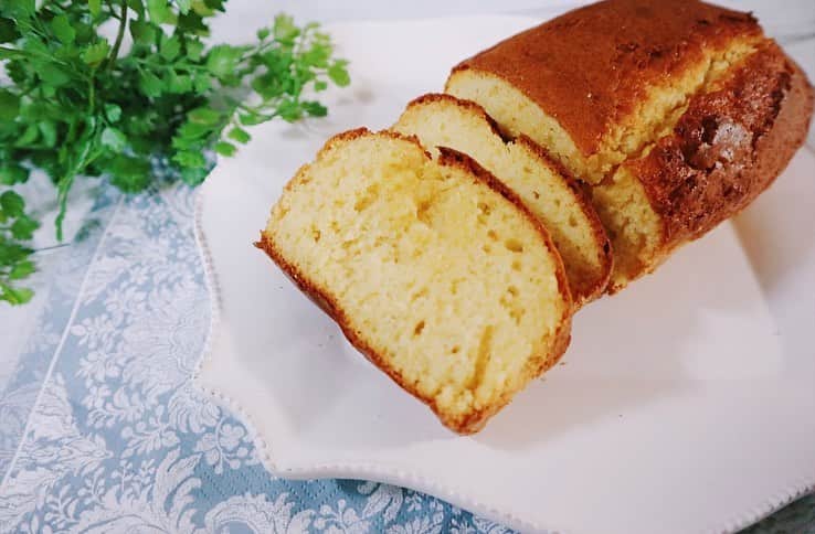 寺口智香さんのインスタグラム写真 - (寺口智香Instagram)「今日はパウンドケーキを作りました。 . 久しぶりなので型が見つからなくて オリジナルを作成して 焼いてみました。 お砂糖はいつも通りラカント糖で！ . ママ喜んでくれるといいなぁ🧸🎈 . #パウンドケーキ作り #スイーツ作り #お菓子作り記録」5月8日 0時22分 - chika_loves