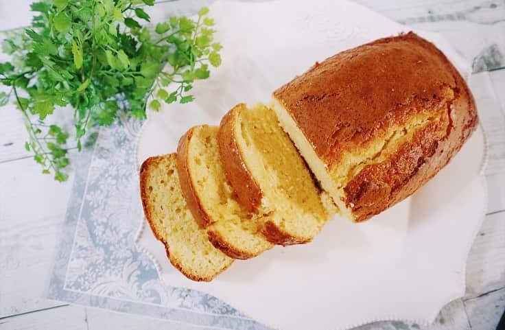 寺口智香さんのインスタグラム写真 - (寺口智香Instagram)「今日はパウンドケーキを作りました。 . 久しぶりなので型が見つからなくて オリジナルを作成して 焼いてみました。 お砂糖はいつも通りラカント糖で！ . ママ喜んでくれるといいなぁ🧸🎈 . #パウンドケーキ作り #スイーツ作り #お菓子作り記録」5月8日 0時22分 - chika_loves