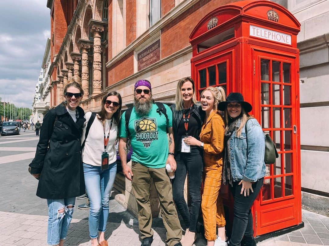 コリー・ロバートソンさんのインスタグラム写真 - (コリー・ロバートソンInstagram)「We’re in London for the incredible @lead_conf with @legitsadierob and her amazing team @liveoriginal (seriously, I don’t have words yet for what God is doing here 🙌🏻) Popping in from across the pond to tell you that today is #familyempowermentday @helponenow Please consider joining us in raising $250,000 in just one day to help families all around the world. Together we can do this!! Giving hope, restoration, and empowerment to families is worthy work and every single one of us can be a part of it. We’re saying no more to mamas who can’t afford to keep their babies! You can click the link in my bio to learn more. Or swipe up on the link in my story to hear more of why we believe in this so fully. https://helponenow.org/familyday/ Have a great day!」5月8日 0時23分 - bosshogswife