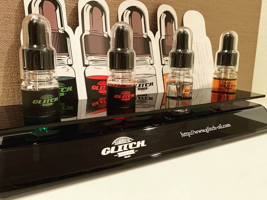 のインスタグラム：「@glitch_oil_japan 最近僕のstoriesでよくUPさせて頂いてる粘度の高いスペシャルOIL🔥 【GlitchOil】が凄い噂になっている‼️ まずオシャレすぎるブランディングに目が惹かれます✨ 写真に載せてるのはオイルのディスプレー台なんですが、出かける前にフレグランス？ 香水みたいな、今日はど、れ、に、し、よ、う、か、みたいな！ 感じのテンションでどれを使うか的な気分になるのが、GlitchOil🔥 僕はINLINE SKATEと釣りと両方でGlitchOilさんにお世話になってますが、まずスケートですよね、諦めかけたその前に！ベアリングを簡単にお掃除、仕上げに、このお洒落な液体をポタッと乗せてクルクル回せばホンマに耐久性ある速さが戻ります👍 ライダーにしか分からない話ですが、 ストリートで沢山の土や草の栄養を吸ったベアリングが水も飲まないでバクバクご飯を食べ体中の水分がカラカラになってしまう現象、その時のベアリングはシャーシャー言うて音は早いが体重に弱いみたいな、大体捨てそうになっちゃう人が多いんですがー、 自信を無くしたベアリングを救ってくれるのがGlitchOilだと思います！ 楽しい時間を取り戻してくれてます👏  スケートは始めて30年近く経ちそうですが、ここまでやると変化には敏感です。  釣りはこれから使ってみようかと思ってます！カラカラのメタニウム達が数台居るんで使ってみたいと思います🎣 噂によるとバックラ覚悟の回転数と言う記事も発見！楽しみや〜🛢 オイルの粘度には基準値があるらしく、良いとされたオイルは当然あるかと思いますが、大体が差の無いオイルだったんじゃないかなと感じます。 なんちゅうか、、、差がなく興味を示すキッカケが少なかった、、、Glitchが開発したオイルは基準値、数字に囚われずベアリングを早くしたい、強くしたい、純粋に研究を重ね基準値は超えないまま、基準値以上の粘り、速さ、強さ、をベアリングに落とし込む事に成功したんだと思います。 完全に軸受の転がり接触面に常に適正な油膜を形成させておけば軸受の疲れ寿命を延長させる事ができるオイルなのかなと使って思いました！ 是非興味がある方は @glitch_oil_japan  時間できたら事務所にも遊びに行きます！ #oil #claps #clapsstore #Glitchoil #tsuribu #グリッチマン」