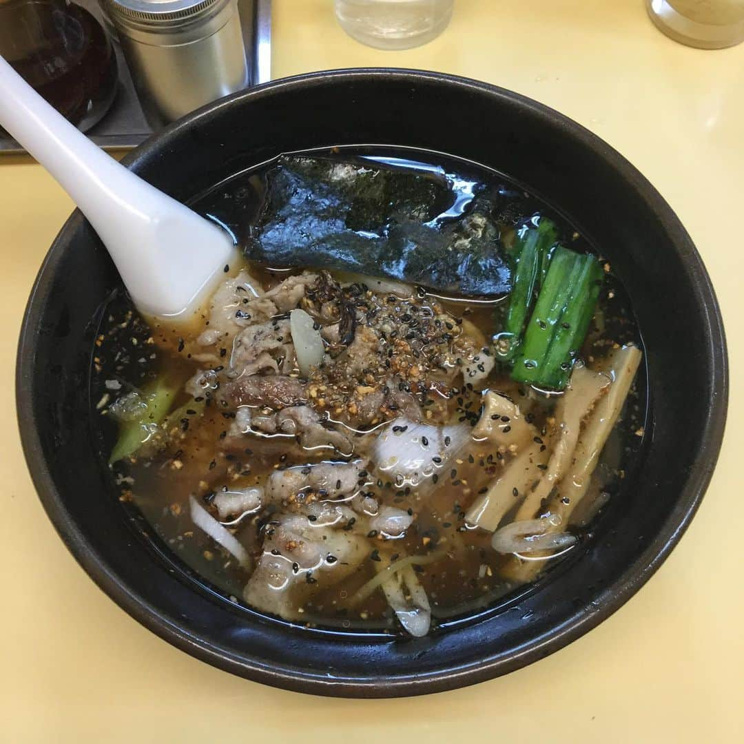 ミユさんのインスタグラム写真 - (ミユInstagram)「深夜のらめんツアー #本日のつや麺 私の 半径15m以内に近づくとニンニクが香ることでしょう りんごジュース買ってきます🥊  #まいよ」5月8日 0時27分 - _miugram_