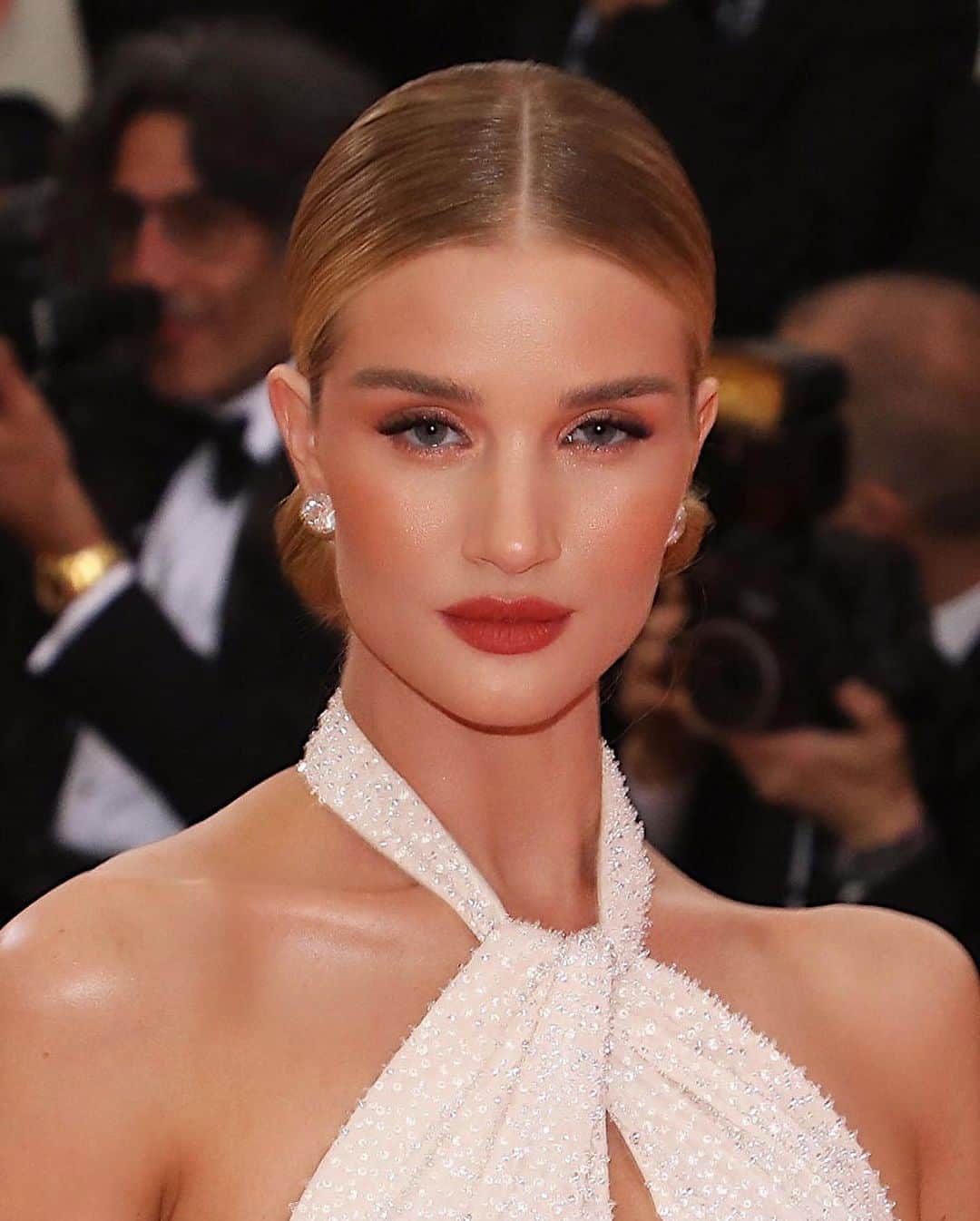 Hung Vanngoさんのインスタグラム写真 - (Hung VanngoInstagram)「@rosiehw last night for #MetGala2019 🧡🧡⚡️💫✨. Styled by @emmajademorrison @oscardelarenta 💅🏻 @ginaedwards_ 💇 @cwoodhair 💄 @hungvanngo using @chanel.beauty  @welovecoco #welovecoco #workingwithchanel Here is the products breakdown: SKIN PREP: Hydra Beauty Micro Liquid Essence Hydra Beauty Camellia Water Cream Illuminating Hydrating Fluid Hydra Beauty Micro Gel Yeux Intense Smoothing Eye Gel Hydra Beauty Nourishing Lip Care Hydra Beauty Essence Mist  COMPLEXION: Les Beiges Eau de Teint Foundation in “Medium Light” Le Correcteur de Chanel Longwear Concealer in shade “20” Soleil Tan de Chanel  Poudre Universelle Libre Natural Finish Loose Powder in shade “20”  CHEEKS: Poudre Lumiere in “30" Joues Contraste Powder Blush in shade “71 Malice"  BROWS: Stylo Soucils Waterproof in shade “806” Lê Gel Sourcils in shade “350”  EYES: Stylo Yeux Waterproof in shade “943 Brun Agape” Les 4 Ombré in “Lumieres Naturalles” Inimitable Intense Multi-Dimentionnel Sophistique Mascara in "10 Noir”  LIPS: The mixture of Rouge Allure  Velvet Extrême in shades “112 Idéal & 122 Chestnut”.」5月8日 0時31分 - hungvanngo
