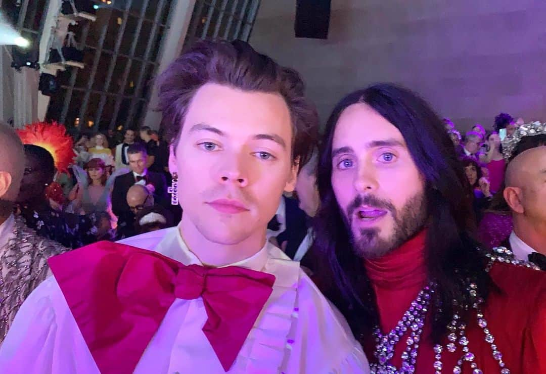 WHO WHAT WEARさんのインスタグラム写真 - (WHO WHAT WEARInstagram)「Good morning to this photo of @harrystyles & @jaredleto from inside the #MetGala and this photo only.  photo: @alessandro_michele」5月8日 0時31分 - whowhatwear