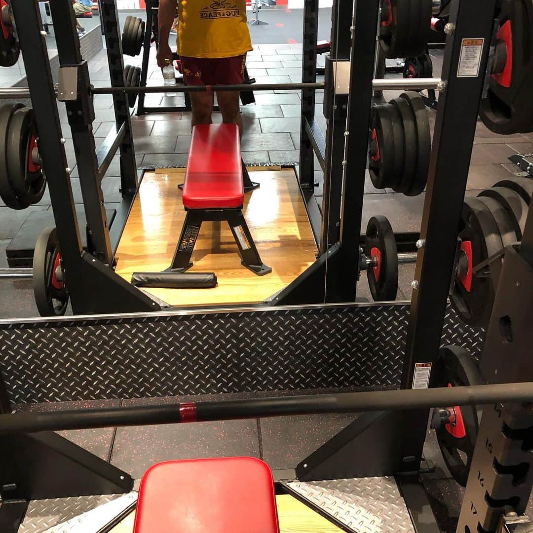 GOSAMARUのインスタグラム：「‪僕自身は貧乳が好きなのであります‬ ‪😍‬ ‪だけども自分のおっぱいは大きくなりたいという矛盾( 笑 )‬ ‪厚い胸板になれるよう日々努力します👍‬ ‪という事で夜中ジョイフィット新都市です。‬ ‪#貧乳好き #夜中トレ #rd_pw #GOSAMARU #ジョイフィット‬」