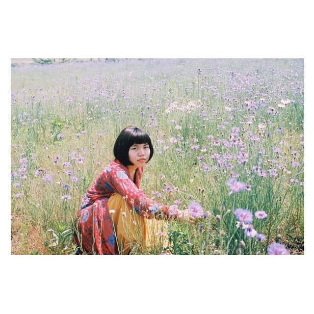 近藤笑菜さんのインスタグラム写真 - (近藤笑菜Instagram)「【舞台挨拶】 【登壇します】 もう、今日のことになってしまった！けども！ . 本日夜、大好きなねやちゃんの特集上映the faceにて、出演しています「少女邂逅」の舞台挨拶登壇させていただきます🙋‍♀️✨ 大好きな劇中JK6人と枝監督と共に☺︎ 連日大盛況のねやちゃん祭り、みんなで盛り上げにいくぞ〜〜♡ . ちなみになんと 2年前の今日、私たちはちょうど撮影していたようで！ 2年前の投稿見てたら、その頃の気持ちとか蘇ってきてソワソワしちゃった。笑 あの時はあの時の全力だった。全員全力投球だった⚾️ その全力を2年経った今でもスクリーンで見てもらえるって、ほんとにむちゃくちゃ幸せなことだなぁ、と🍀 今でも、とても大好きで大切な作品☺︎ 皆さまぜひぜひ、劇場へ観に来てください。お待ちしております👭💕 . 《the face 根矢涼香特集上映》 @池袋シネマ・ロサ 5月8日(水)20:30〜上映 枝優花監督『少女邂逅』 登壇者:枝優花監督、土山茜、秋葉美希、近藤笑菜、斎木ひかる、里内伽奈、根矢涼香 . 写真は お気に入りのオフショットたち！載せられるだけ載せちゃう☺︎ もう、撮影中のも香港国際映画祭行った時のも普通に遊んだ時のも入り乱れてるよ！笑 最後3枚はすべてねやちゃん撮影📸 劇場にもいくつか、ねやちゃんが撮った素敵写真たち展示してあるようなので！皆さまぜひそちらも見てください♡ #根矢涼香 #特集 #上映 #theface #池袋 #シネマロサ  #少女邂逅 #枝優花 監督」5月8日 0時42分 - emina_kondo