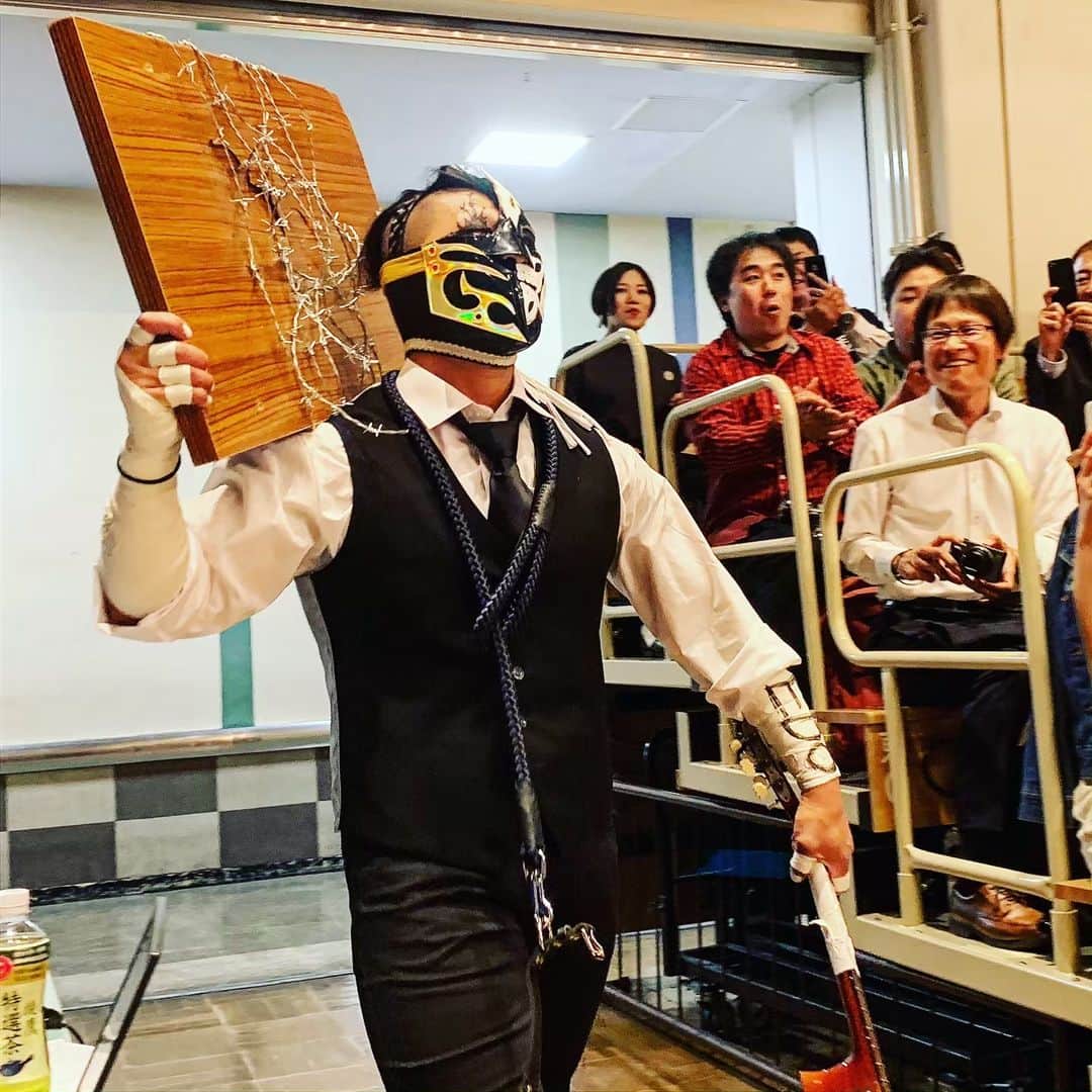 のインスタグラム：「#ElDesperado!! なんとデスペラード選手は、有刺鉄線ボードを持って特製マスクで入場！ ☆『タカタイチマニア2』後楽園大会を新日本プロレスのスマホサイトでリアルタイム速報中！ @njpw1972  #njpw #タカタイチマニア2 #新日本プロレス #プロレス」
