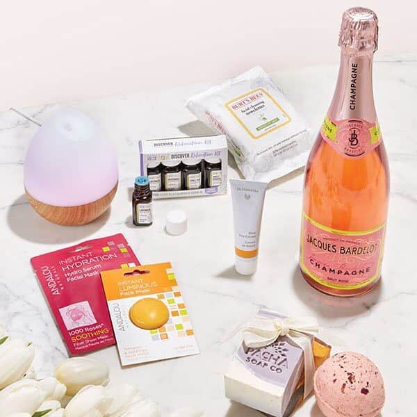 Whole Foods Marketさんのインスタグラム写真 - (Whole Foods MarketInstagram)「Give Mom a little R&R this Mother’s Day. As in Rosé & Relaxation. From bubbly to essentials for a bubbly bath, we've got 7 Mother’s Day gifts guaranteed to earn you favorite child status. Tap the #linkinbio to get the list.」5月8日 0時39分 - wholefoods