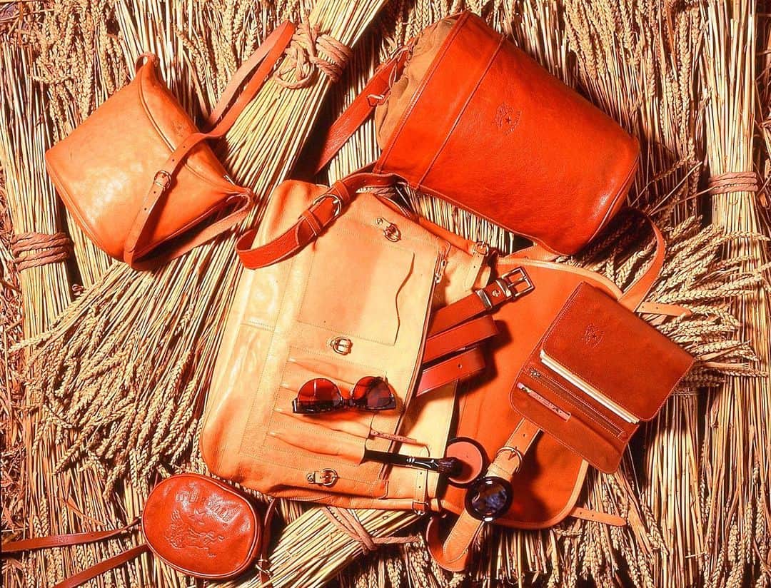 イルビゾンテのインスタグラム：「If you are a vintage lover with a story to tell, if you believe that true luxury means evolving and aging together, if you want to offer your accessory a new and different life... "Worn With Love" is made for you ! LINK in BIO ☆ #ILBISONTE #WORNWITHLOVE」