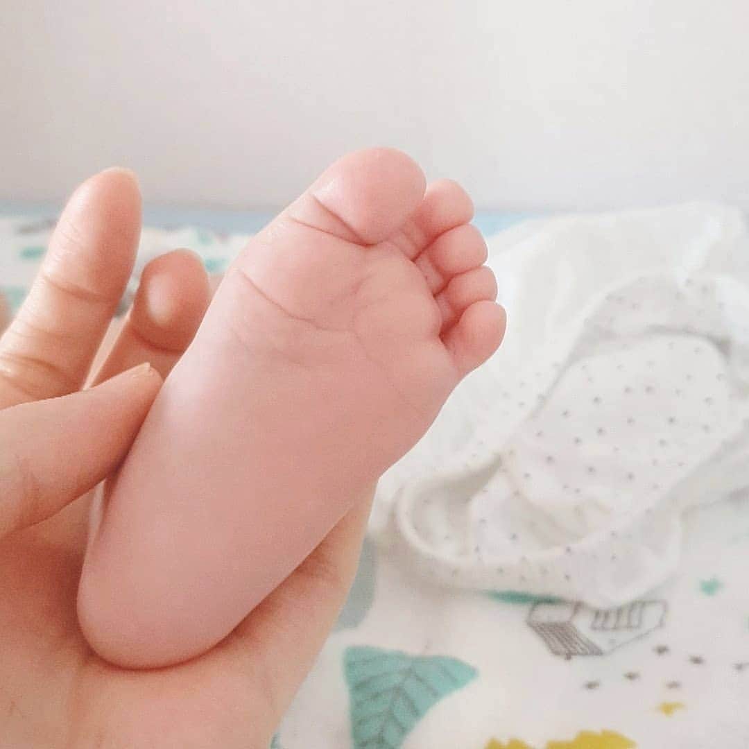 エリッサ・ヤマダのインスタグラム：「I'm a sucker for @jessbebes' teeny tiny feet and toes! 😍😍😍」