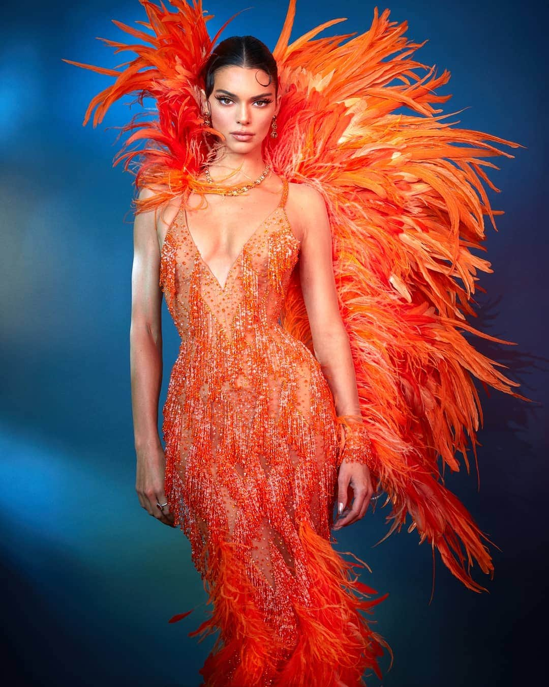 ジャンニヴェルサーチさんのインスタグラム写真 - (ジャンニヴェルサーチInstagram)「@kendalljenner’s #MetGala gown is paired with an orange-tone feather trim created by attaching the plumes to the dress one by one by hand. #AtelierVersace #MetCamp #VersaceCelebrities _ Photo by @gregswalesart」5月8日 0時49分 - versace