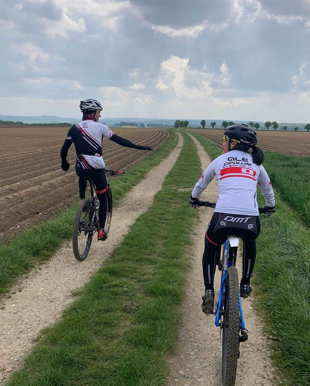 與那嶺恵理さんのインスタグラム写真 - (與那嶺恵理Instagram)「RIDE ON MTB 🤘🏻 with @olafmeijer71 & @kyosuke.takei 🤘🏻 Just for fun, Exploring Off road in my area & Coffee ☕️ Thanks Olaf having nice time & attending nice Off-Road 🙌🏻 . . Limburg is good to ride road bike, of course👌🏻 MTB as well 🤘🏻Lots of gravel not long hard up&down 🙆🏻‍♀️ It’s good for road biker 😉 #今日のエリさん #cyclistlife #offroad #MTB」5月8日 0時49分 - eriyonamine