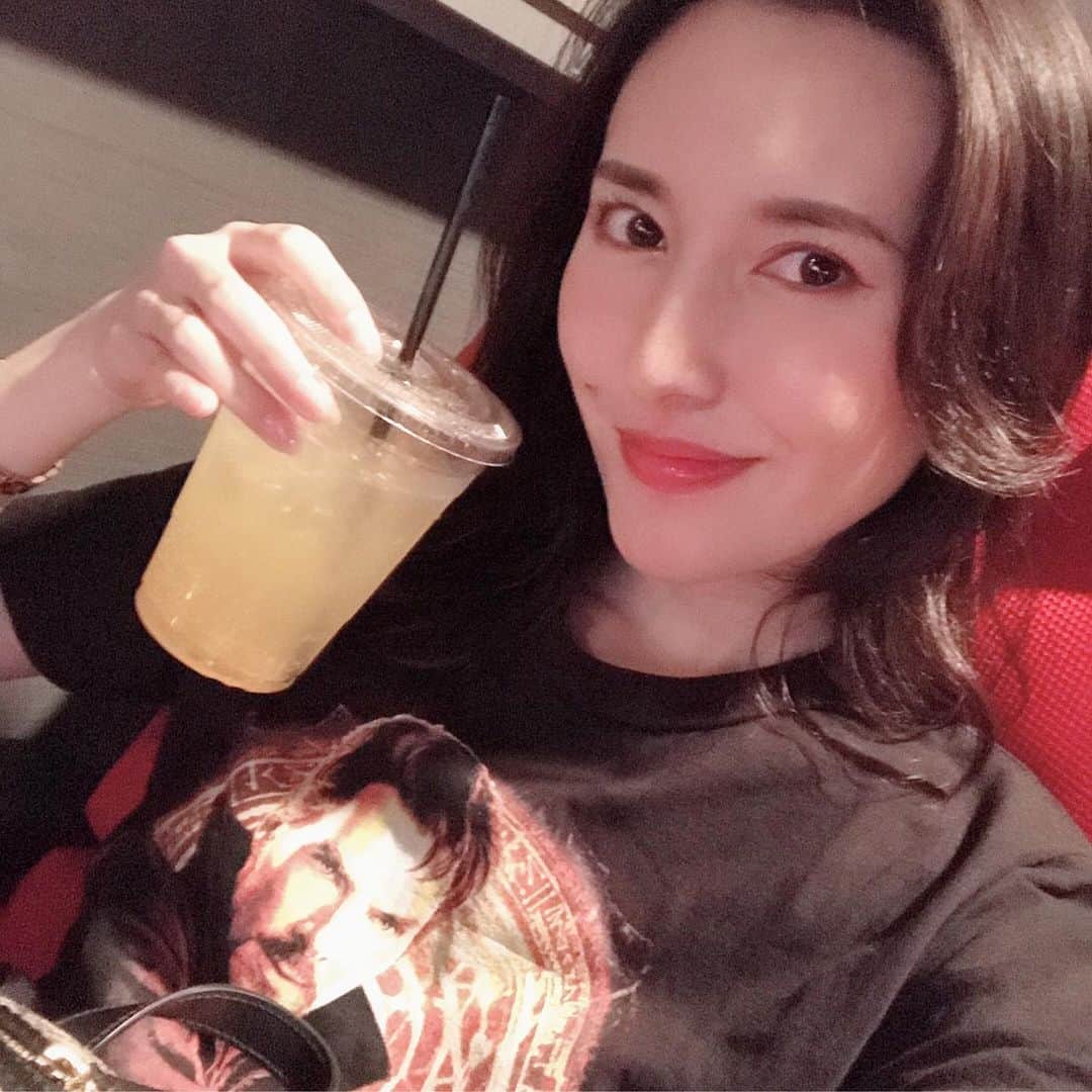 松本リコのインスタグラム：「・ ・ ・ ・ 推しの子Tシャツでアベンジャーズ エンドゲーム観てきたよ♡ ・ 実は2回目…♡ ・ ・ ・ #japanesegirl #japangirl  #japanesemodel #japanmodel #yahoo #お洒落 #インスタグラマー  #インフルエンサー #撮影 #ハーフ顔 #ハーフモデル #fashion #通販モデル #ファッション #楽天 #通販 #アベンジャーズエンドゲーム」