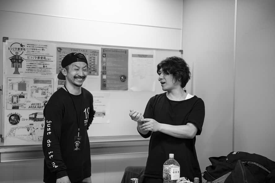 HIROSHIのインスタグラム：「VIVA LA ROCK 2019 最高に楽しい1日やった。 鹿野さん呼んでいただきありがとうございました。 ケーキ嬉しかったです♪ 会場に集まってくれたみなさんありがとう!!!!!! VIVA LA ROCK最高や〜♪ photo  by @ninjajon  #rottengraffty  #ビバラロック」