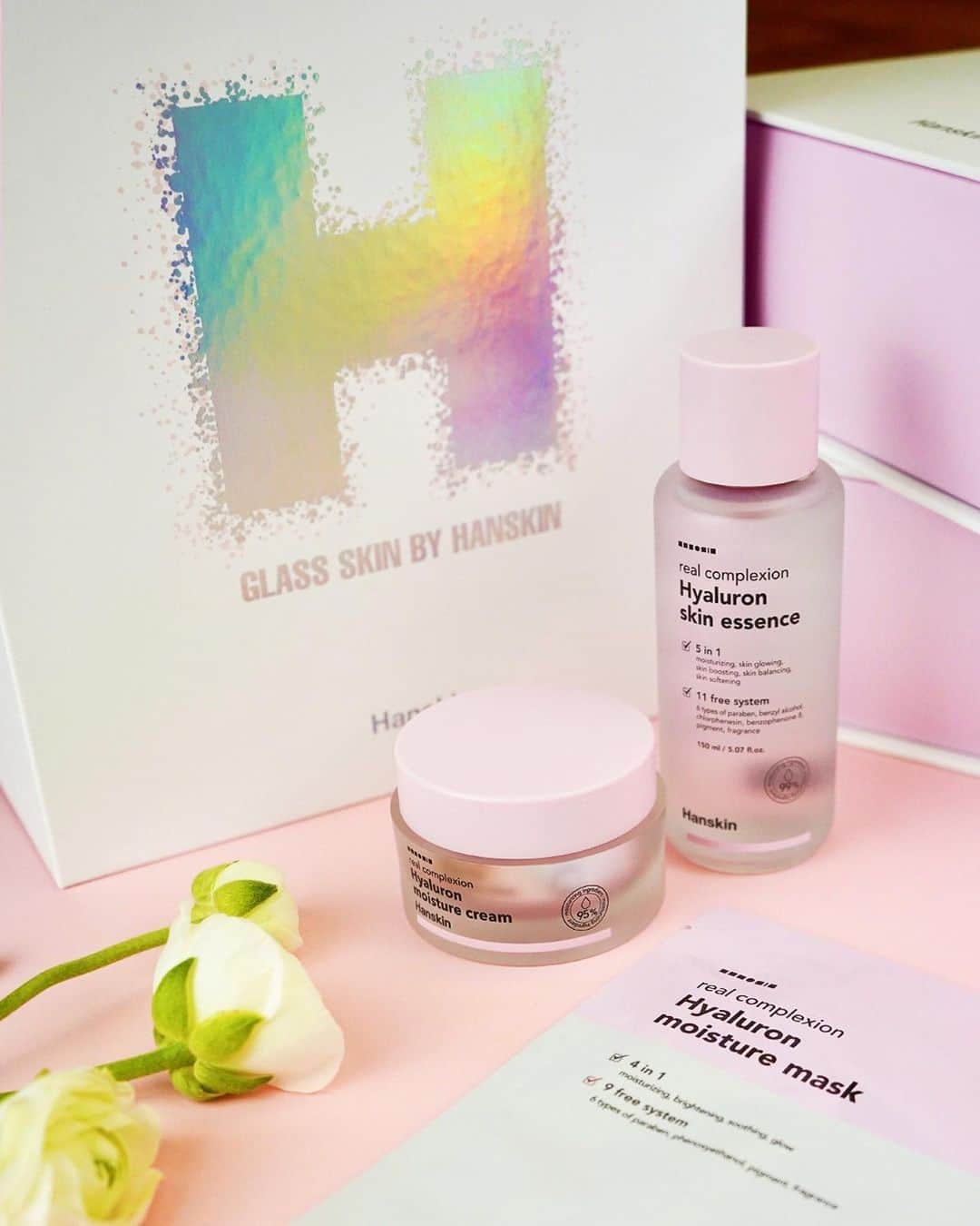 C.O. Bigelowさんのインスタグラム写真 - (C.O. BigelowInstagram)「It's a K-Beauty #GIVEAWAY! 💖 Let's welcome @hanskin_usa, Korea's leading skincare brand, to the Bigelow family! 👏 Enter to win Hanskin's Hyaluron trio kit 💦  for that dewey #GlassSkin glow: ⠀⠀⠀⠀⠀⠀⠀⠀⠀ ⠀⠀⠀⠀⠀⠀⠀⠀⠀ ⠀⠀⠀⠀⠀⠀⠀⠀⠀ ⠀⠀⠀⠀⠀⠀⠀⠀⠀ ✨ Hyaluron Skin Essence locks in moisture after cleaning and helps restore your skin's natural luster. ✨ Hyaluron Moisture Mask helps illuminate your skin in just 15 minutes. ✨ Hyaluron Moisture Cream uses hibiscus extract to fight aging and neutralize free radicals. ⠀⠀⠀⠀⠀⠀⠀⠀⠀ ⠀⠀⠀⠀⠀⠀⠀⠀⠀ To enter, like this post, tag a friend below, and follow @hanskin_usa and @cobigelow. THREE lucky winners will be selected on May 14th at noon! Good luck!🤞 *U.S. residents only」5月8日 1時08分 - cobigelow