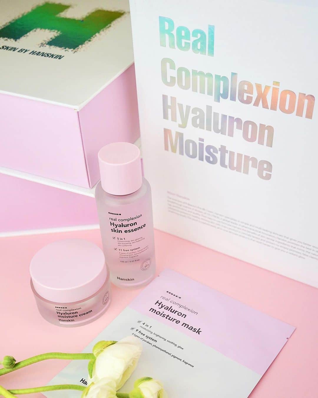 C.O. Bigelowさんのインスタグラム写真 - (C.O. BigelowInstagram)「It's a K-Beauty #GIVEAWAY! 💖 Let's welcome @hanskin_usa, Korea's leading skincare brand, to the Bigelow family! 👏 Enter to win Hanskin's Hyaluron trio kit 💦  for that dewey #GlassSkin glow: ⠀⠀⠀⠀⠀⠀⠀⠀⠀ ⠀⠀⠀⠀⠀⠀⠀⠀⠀ ⠀⠀⠀⠀⠀⠀⠀⠀⠀ ⠀⠀⠀⠀⠀⠀⠀⠀⠀ ✨ Hyaluron Skin Essence locks in moisture after cleaning and helps restore your skin's natural luster. ✨ Hyaluron Moisture Mask helps illuminate your skin in just 15 minutes. ✨ Hyaluron Moisture Cream uses hibiscus extract to fight aging and neutralize free radicals. ⠀⠀⠀⠀⠀⠀⠀⠀⠀ ⠀⠀⠀⠀⠀⠀⠀⠀⠀ To enter, like this post, tag a friend below, and follow @hanskin_usa and @cobigelow. THREE lucky winners will be selected on May 14th at noon! Good luck!🤞 *U.S. residents only」5月8日 1時08分 - cobigelow