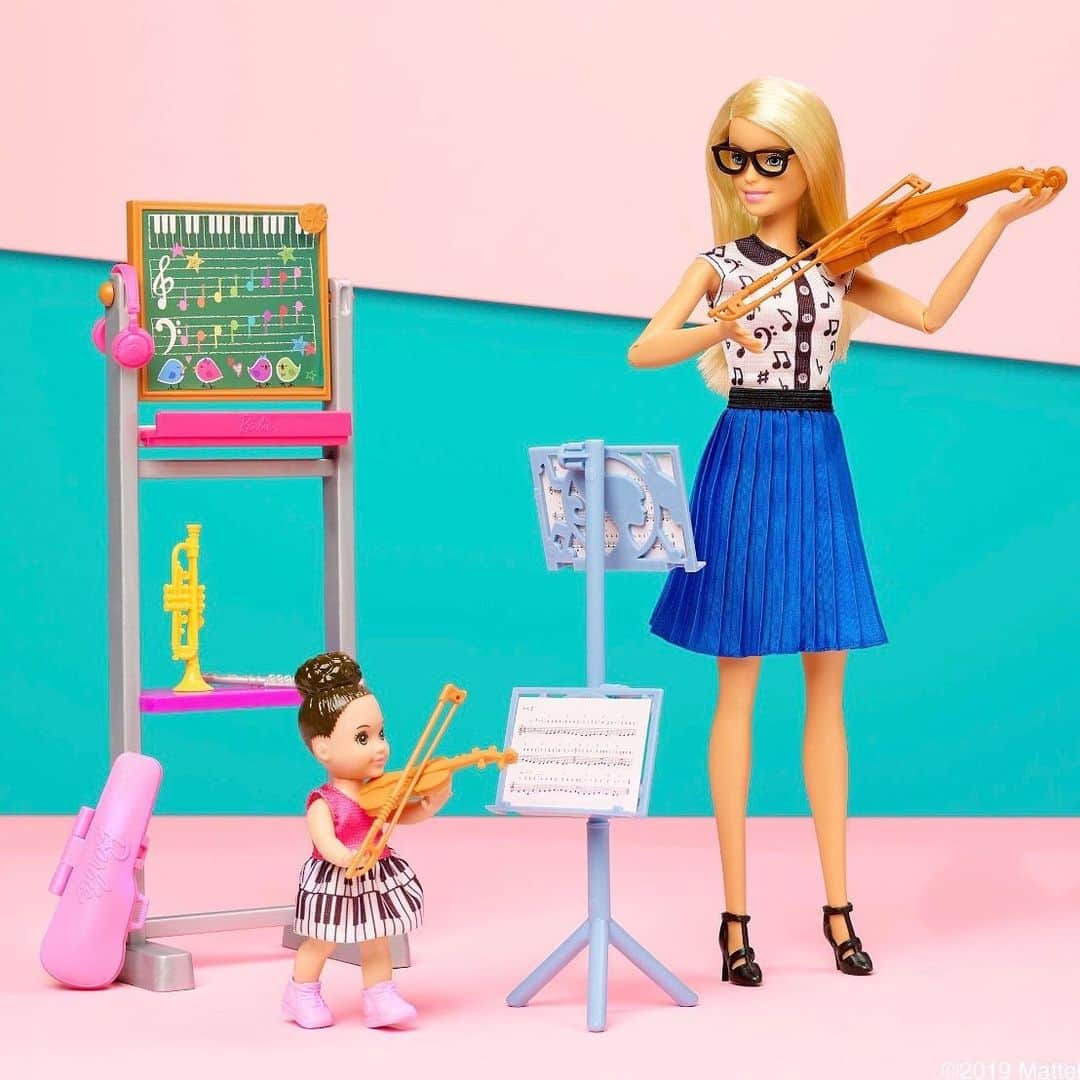 バービーさんのインスタグラム写真 - (バービーInstagram)「“It takes a big heart to shape little minds.” - Unknown 🍎📚⁣ ⁣ Today, and everyday, we celebrate the teachers who inspire and encourage imagination! #TeacherAppreciationDay #Barbie」5月8日 1時07分 - barbie