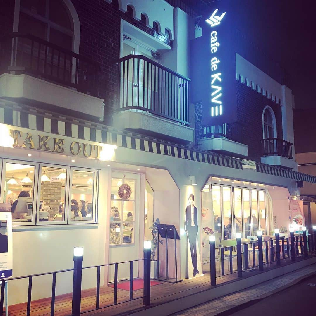 大山恵理乃さんのインスタグラム写真 - (大山恵理乃Instagram)「＊ #東京 #新宿 #新大久保  #cafedekave ・ ・ #カトックオムライス  #黒蜜ミルクティータピオカ ・ ・ ・ あれもこれも 全部いちいち可愛いわ〜。 JJ社長、さすが。 ・ ・ ・ #jaejoong #ジェジュン #ジェジュンカフェ  #kavecafe #カフェ #コスメ #デザート #coffee #cafe  #신오쿠보 #신오쿠보카페 #재중카페  #cafedekave新大久保店」5月8日 1時15分 - erino_ohyama