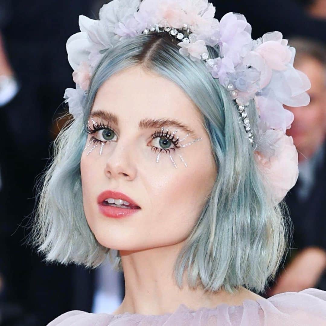JO BAKERのインスタグラム：「L U C Y • B O Y N T O N 🇬🇧 Ethereal flower fairy pixie princess... #lucyboynton floating through the #metgala like #midsummernightsdream !! Tap for team... Makeup by me #jobakermakeupartist #workingwithchanel #welovecoco  Swipe to see the star beauty heroes for this look!! All product details and inspo will be featured on my story today....」