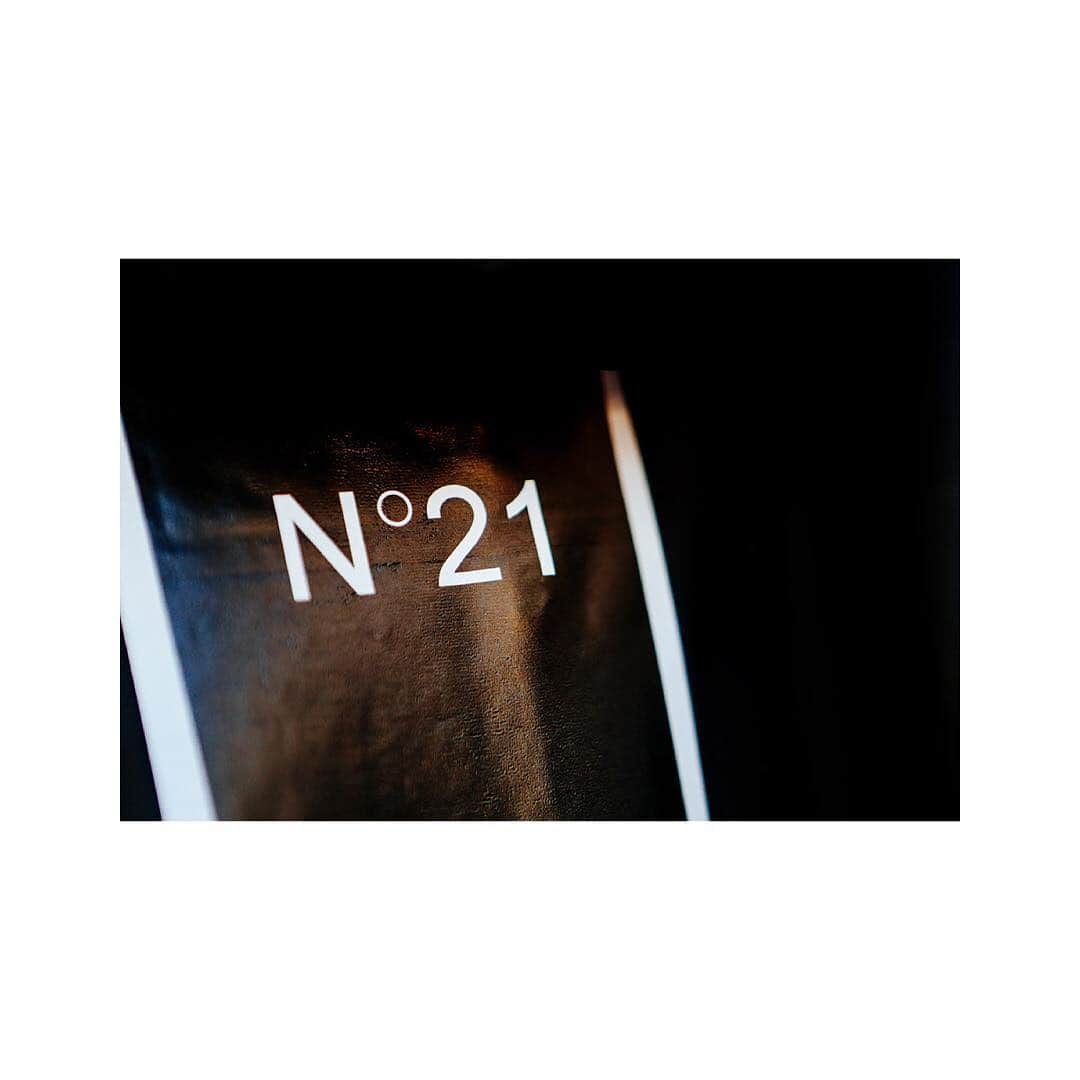 ヌメロ ヴェントゥーノさんのインスタグラム写真 - (ヌメロ ヴェントゥーノInstagram)「#21. Imprint. #N21 #numeroventuno #alessandrodellacqua #21 #spottedventuno」5月8日 1時13分 - numeroventuno