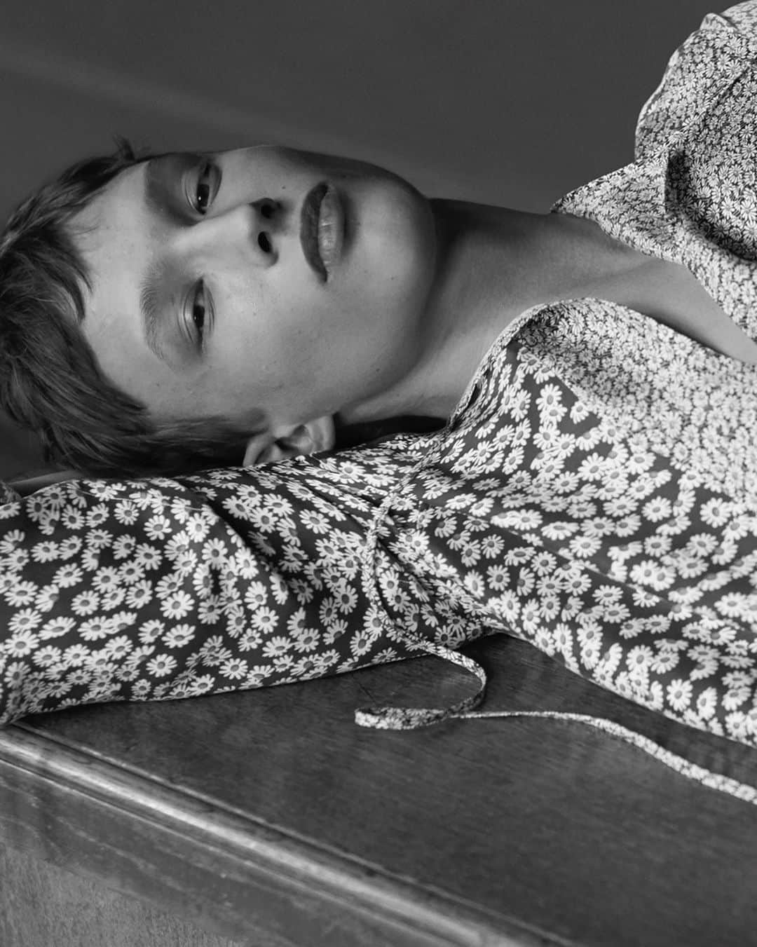 ランバンのインスタグラム：「#LanvinFW19 daisy print silk shirt by @brunosialelli, here on Mateusz Chmielewski, photographed by @ethanjamesgreen. Art direction: @ezrapetronio Styling: @mr_carlos_nazario  Casting: @piotrchamier  #LanvinbyBrunoSialelli」