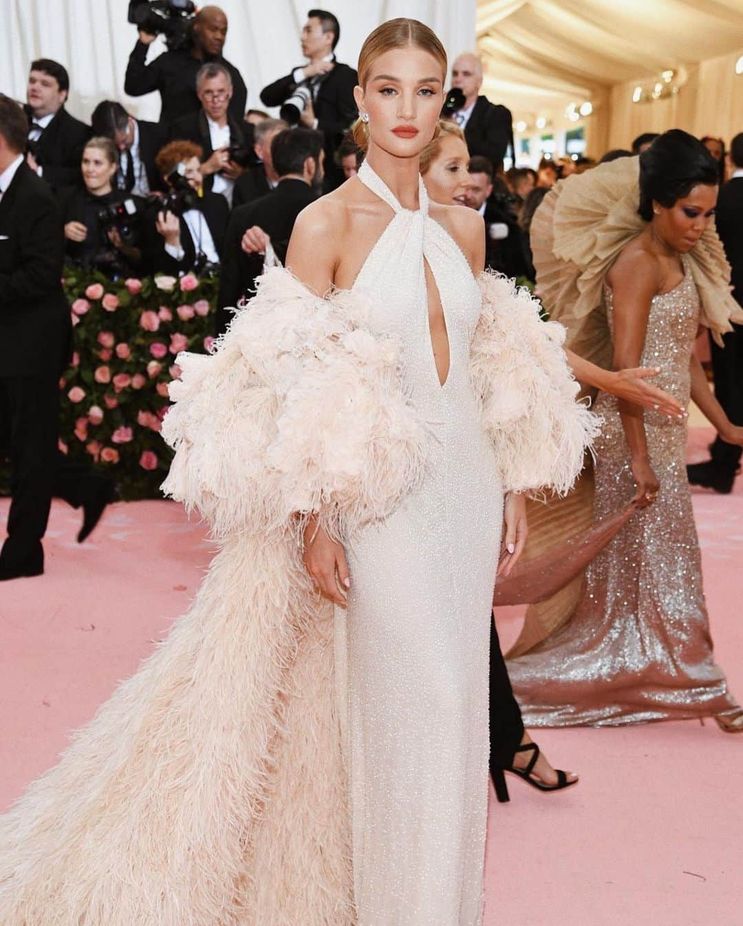 ロージー・ハンティントン＝ホワイトリーさんのインスタグラム写真 - (ロージー・ハンティントン＝ホワイトリーInstagram)「Smiling on the inside #metgala #metcamp」5月8日 1時24分 - rosiehw