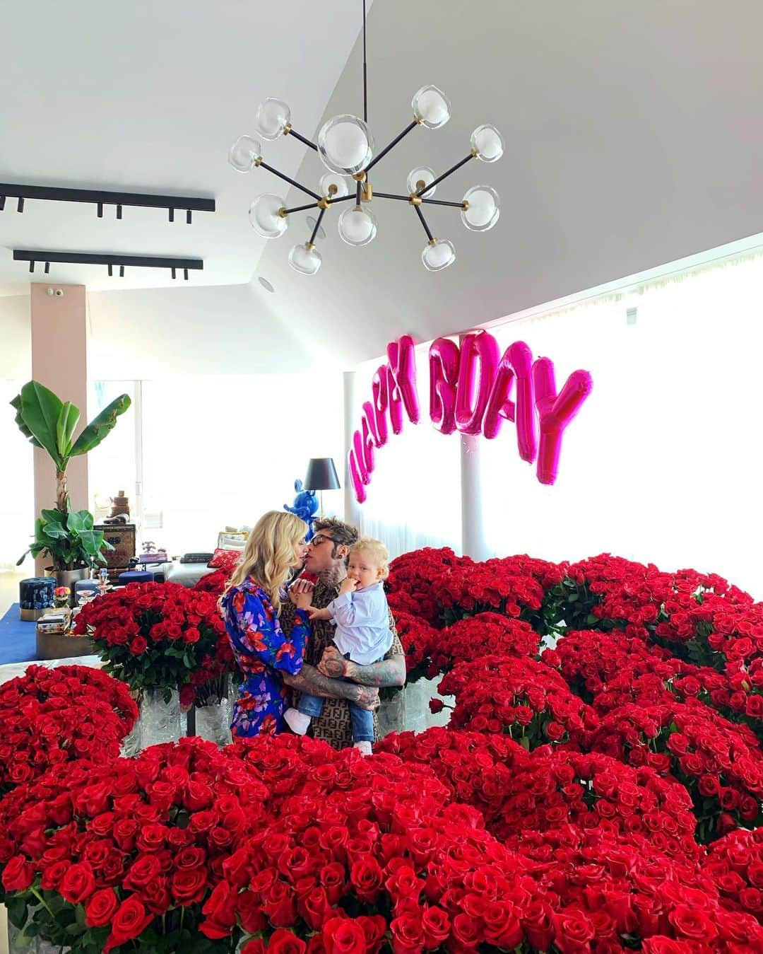 キアラ・フェラーニさんのインスタグラム写真 - (キアラ・フェラーニInstagram)「Happy birthday to me ❤️ What a wonderful surprise from hubby @fedez 🌹」5月8日 1時25分 - chiaraferragni