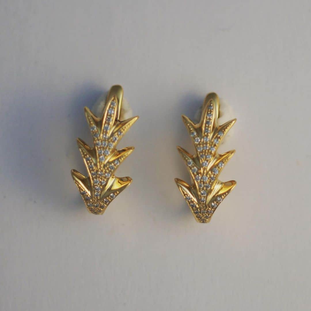 のインスタグラム：「Ideales para vestir o para un look casual🤩Pendientes en oro amarillo con diamantes de la colección Yedra #JoaquinBerao #jewelrydesign #jewelryaddict #jewelry #joaquinberaojp_official #handmade #fashion #JoaquinBeraoJapon #JoaquinBeraoMilan #JoaquinBeraoValencia」