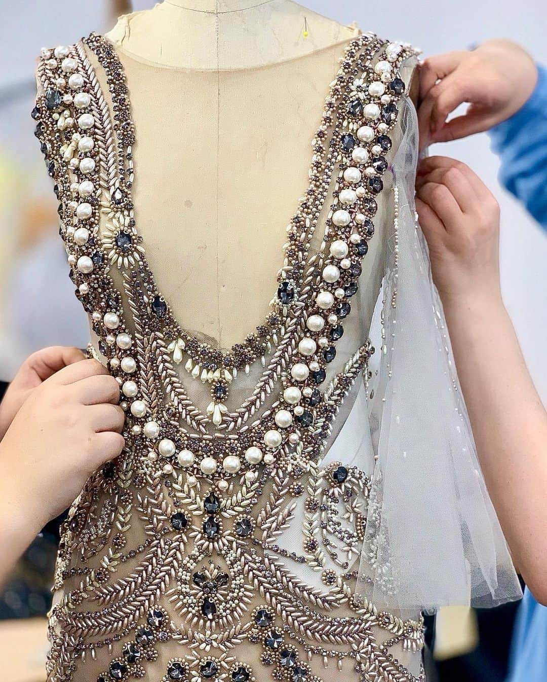 Marchesaさんのインスタグラム写真 - (MarchesaInstagram)「A behind the scenes look in the Marchesa atelier at the making of @constancewu’s Met Gala dress. #marchesa #metgala #constancewu」5月8日 1時24分 - marchesafashion