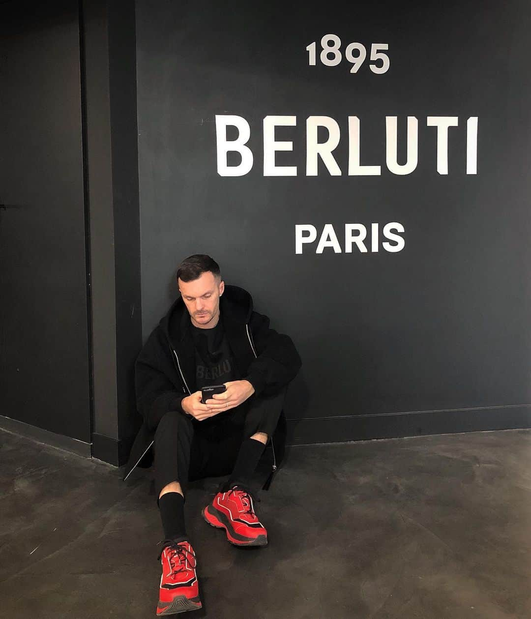 クリスヴァンアッシュさんのインスタグラム写真 - (クリスヴァンアッシュInstagram)「K.O. AFTER A DAY OF FITTINGS AT @BERLUTI / PREPARING SUMMER ‘20 SHOW!  @mauricionardi  #berluti #berlutiboyz #berlutigirlz #gravitysneakers #krisvanassche #kris_van_assche #pfw」5月8日 1時28分 - kris_van_assche