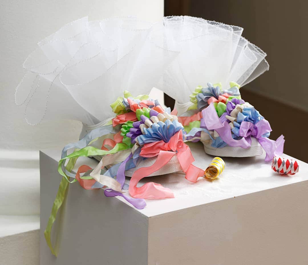 ベンシモンのインスタグラム：「- Dancing in the air - Bensimon by So Gavin @Gso from @joycehk "Une licorne danse au paradis avec joie et bonheur. Célébrons l'amour avec Bensimon !" 🇬🇧"A unicorn dances in paradise with joy and happiness. Celebrate love with Bensimon!" #bensimon40 #bensimonanniversary」