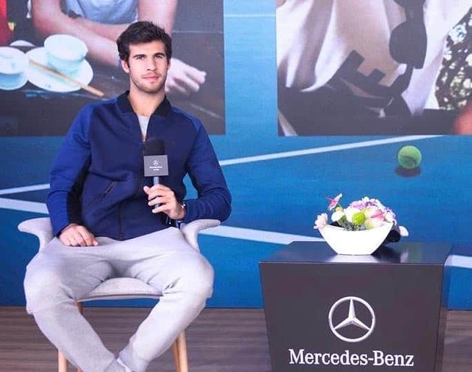 カレン・ハチャノフのインスタグラム：「I am very excited to announce my new partnership with Mercedes-Benz .I am extremely honoured to join the Mercedes family as a new ambassador and I am looking forward to starting this new journey together. // Я очень рад объявить о новом сотрудничестве с Mercedes-Benz Russia .Для меня большая честь присоединиться к семье Mercedes в качестве их амбассадора , и я с нетерпением жду начала этого нового путешествия вместе. @mbrussia @mercedesbenz  #mercedesbenz #mercedesrussia #MBRussia #MBAmbassador」