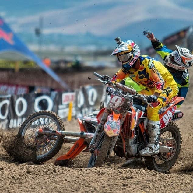 ケン・ロックゼンさんのインスタグラム写真 - (ケン・ロックゼンInstagram)「I just found this photo . This is the last lap of the final moto 2014. I came together with a lapper. This almost cost me the championship. I still don’t know how saved this one 😳」5月8日 1時30分 - kenroczen94